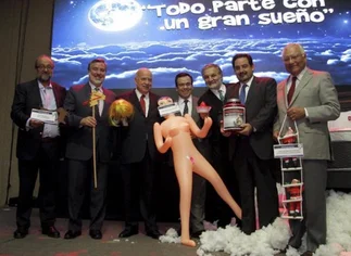 Escándalo en Chile: regalan una muñeca inflable al ministro de Economí­a para 'estimular' el crecimiento