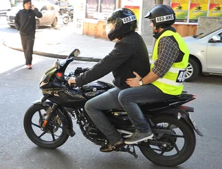 En las motos, los acompañantes tendrán que llevar la patente en el chaleco