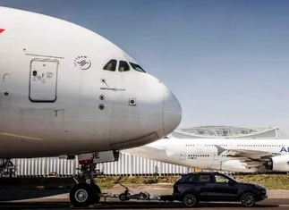 Porsche Cayenne 'remolcó' un avión y ya cinco automotrices pasaron la prueba de fuego