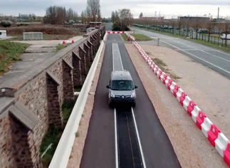 Una carretera carga las baterí­as de los coches eléctricos mientras circulan