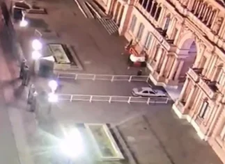 Desplazan a 7 policí­as y refuerzan la seguridad en la Casa Rosada, tras la embestida de un auto