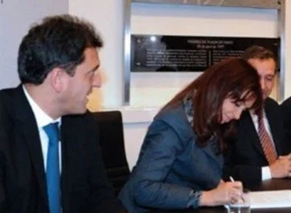 Massa se quiso despegar de la estatización de Aerolí­neas y lo 'escracharon' con foto