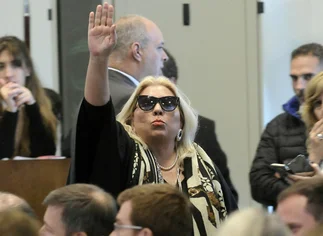 Carrió le contestó a De Vido: lo tildó de 'infame' y 'traidor a la patria'