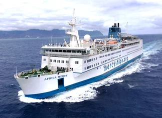 Un barco hospital lleva más de 10 años atendiendo gratuitamente a personas en ífrica
