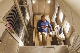 Privacidad total, recorrido virtual del exterior del avión y asientos con gravedad cero: así­ son las nuevas suites de lujo de Emirates