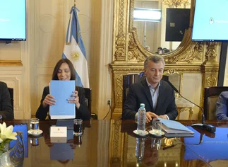 Vidal elimina más de 200 cargos públicos en la Provincia y agradece el aval de Macri