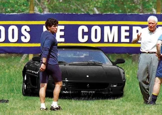 Video: Coppola contó cómo hizo para que Maradona tuviera la primera Ferrari negra de la historia