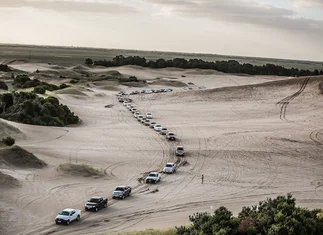 Rangermaní­a: más de 80 pick ups de Ford recorrieron los médanos de Pinamar