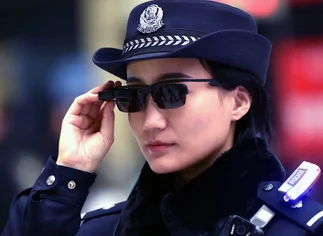 La policí­a china utiliza gafas de reconocimiento facial para identificar criminales