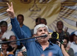 Camioneros presiona por una suba salarial del 27% y complica el abastecimiento de caudales, combustibles y lácteos y a la recolección de basura