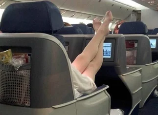 ¿Por qué nunca debes quitarte los zapatos en un avión?