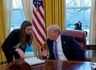 Renunció la directora de Comunicaciones de la Casa Blanca y confidente de Donald Trump