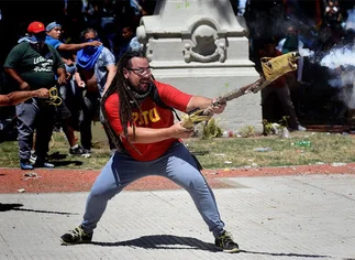 Ordenan la captura internacional del militante que usó un arma tumbera en la protesta contra la reforma previsional