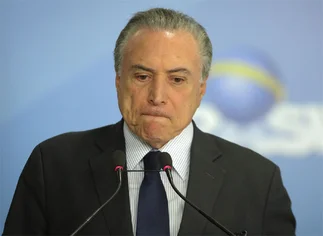 Temer pidió 'cumplir la constitución' para asegurar la estabilidad de Brasil mientras el futuro de Lula es incierto