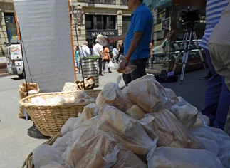 Nueva protesta por el precio de la harina: regalan 5.000 kilos de pan frente al Congreso