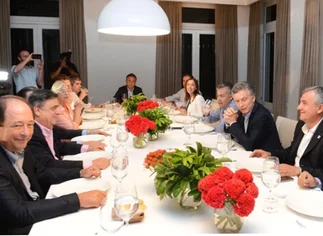 En medio de la tensión por el dólar, Macri busca mostrar fortaleza polí­tica y junta a los aliados
