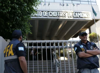 Allanan la sede central de Camioneros: investigan extorsión a empresarios del transporte