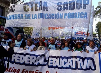 Se intensifica el conflicto docente: multitudinaria marcha por el centro porteño y acto en Plaza de Mayo