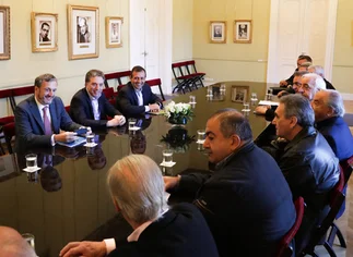 Por el paro de la CGT, el Gobierno frena la devolución de fondos a las obras sociales