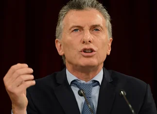 Contrataciones, autos y viajes en clase ejecutiva: claves del decreto de Macri para ajustar gastos del Estado por $25.000 millones