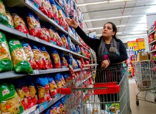 Comprar en supermercados argentinos ahora es más barato que en Chile y Uruguay