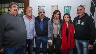 La foto política: Cristina Kirchner y Hugo Moyano, sonrientes en un acto del gremio SMATA