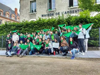 Argentinos lanzan pañuelazo en París y denuncian persecusión en la 'casa de Cortazar'