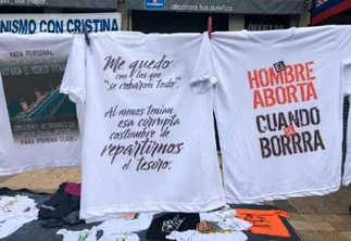 Seguidores del kirchnerismo lanzaron merchandising para burlarse de las causas de corrupción