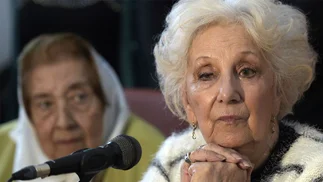Denuncian a Estela de Carlotto por referirse a Javier Milei: qué delitos le imputan