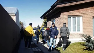 Arrancó el allanamiento a la casa de Cristina en El Calafate: incidentes de manifestantes con móviles de TV