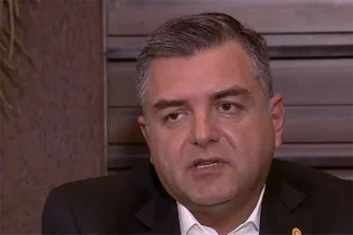Otro chofer denuncia haber trasladado millones de pesos y dólares de coimas