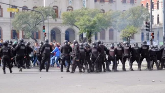 Despidos y choques con la Policía en el Ministerio de Agroindustria