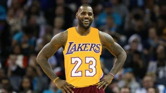 LeBron James firmó el mejor contrato en la historia de la NBA: ¿cuánto ganará por segundo?