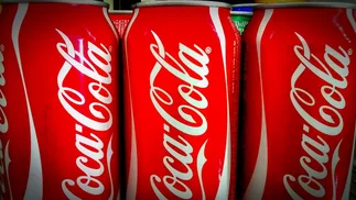 Coca Cola lanza “mini latas” ´para ajustarse  a la crisis  de consumo