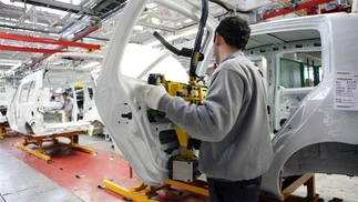 Automotrices no logran saldar deudas y postergan producción
