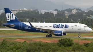 Pánico en el aire: un pasajero confunde la puerta del avión con la del baño