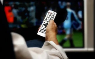 La forma curiosa en que nació y evolucionó el control remoto del televisor: desde un cable hasta luz infrarroja