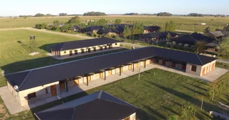 Denuncian a un exclusivo country y club de polo de Cañuelas por 'colgarse' de la luz