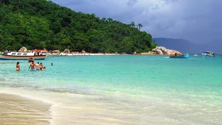Verano 2026: cuánto cuesta comer en las playas argentinas y en las de Brasil