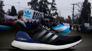 Por la crisis, cierra una planta de zapatillas: despiden a 650 trabajadores
