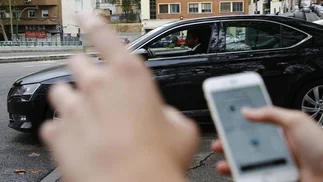 Violenta agresión de un taxista a una mujer que conducía un Uber