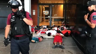 Los 30 detenidos por la agresión al micro de Boca quedaron en libertad