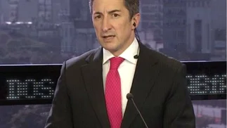 Video: incómodo momento del periodista Adrián Ventura cuando le abrieron el micrófono en el baño