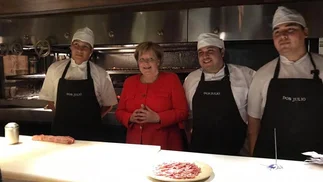 Carne argentina: el video de Merkel en una conocida parrilla de Palermo