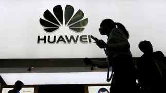 Grandes bancos dejan de prestarle a Huawei y se agrava la crisis