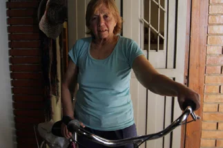 Una jubilada mendocina salió a comprar el pan en bicicleta y le hicieron una multa de $14.000 por no llevar casco