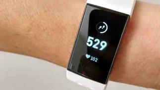 ¿Cómo es FitBit Charge 3, una pulsera para seguir su actividad física?