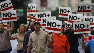 Guaidó y miles de seguidores pidieron a los militares rebelarse contra Maduro