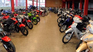 La venta de motos cayó más del 50% interanual durante abril