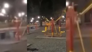 Espeluznate video viral de un 'fantasma' haciendo ejercicio en una plaza